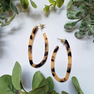 Blonde Tortoiseshell Oval Hoop Earrings